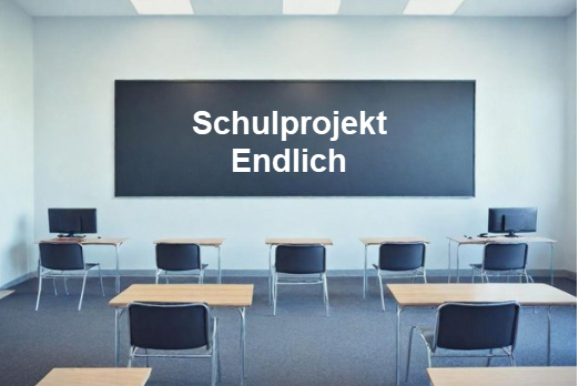 Schulprojekt "Endlich" Ein Klassenzimmer mit Tischen und Stühlen, an der Tafel steht "Schulprojekt Endlich".